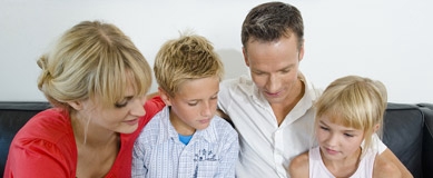 Junge Familie 生育两个子女已超过德国平均值,版权:www.colourbox.com 德国人口缩减_谁的责任?