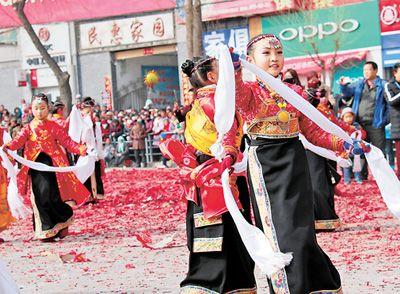 点击图片翻到下一页>> 欢乐祥和闹元宵 全国各地传统文化特色浓郁