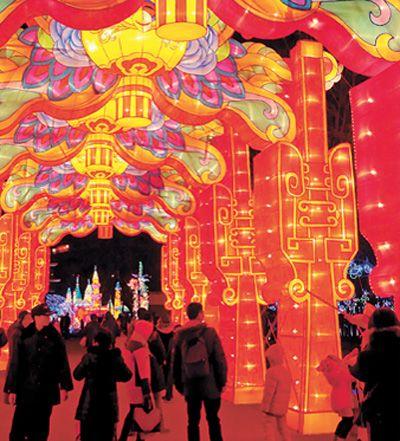 点击图片翻到下一页>> 欢乐祥和闹元宵 全国各地传统文化特色浓郁