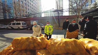 人口手_完善贫困人口健康电子档案海阳市&ldquo;一手抓疫情,一手抓扶贫&rdquo;
